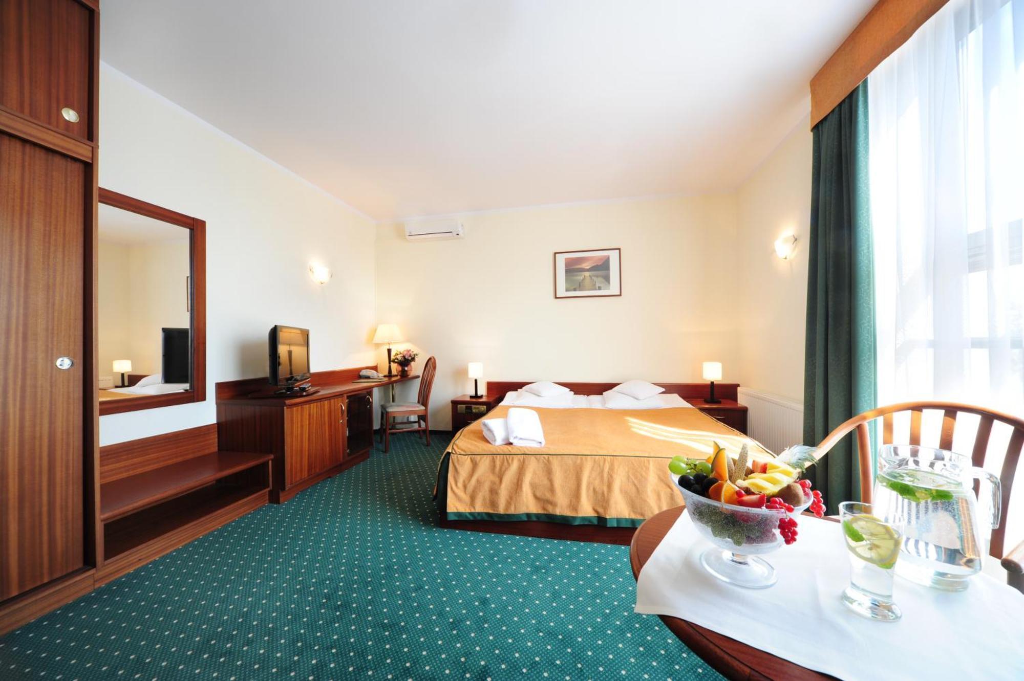 Hotel T&T Poznan Bagian luar foto