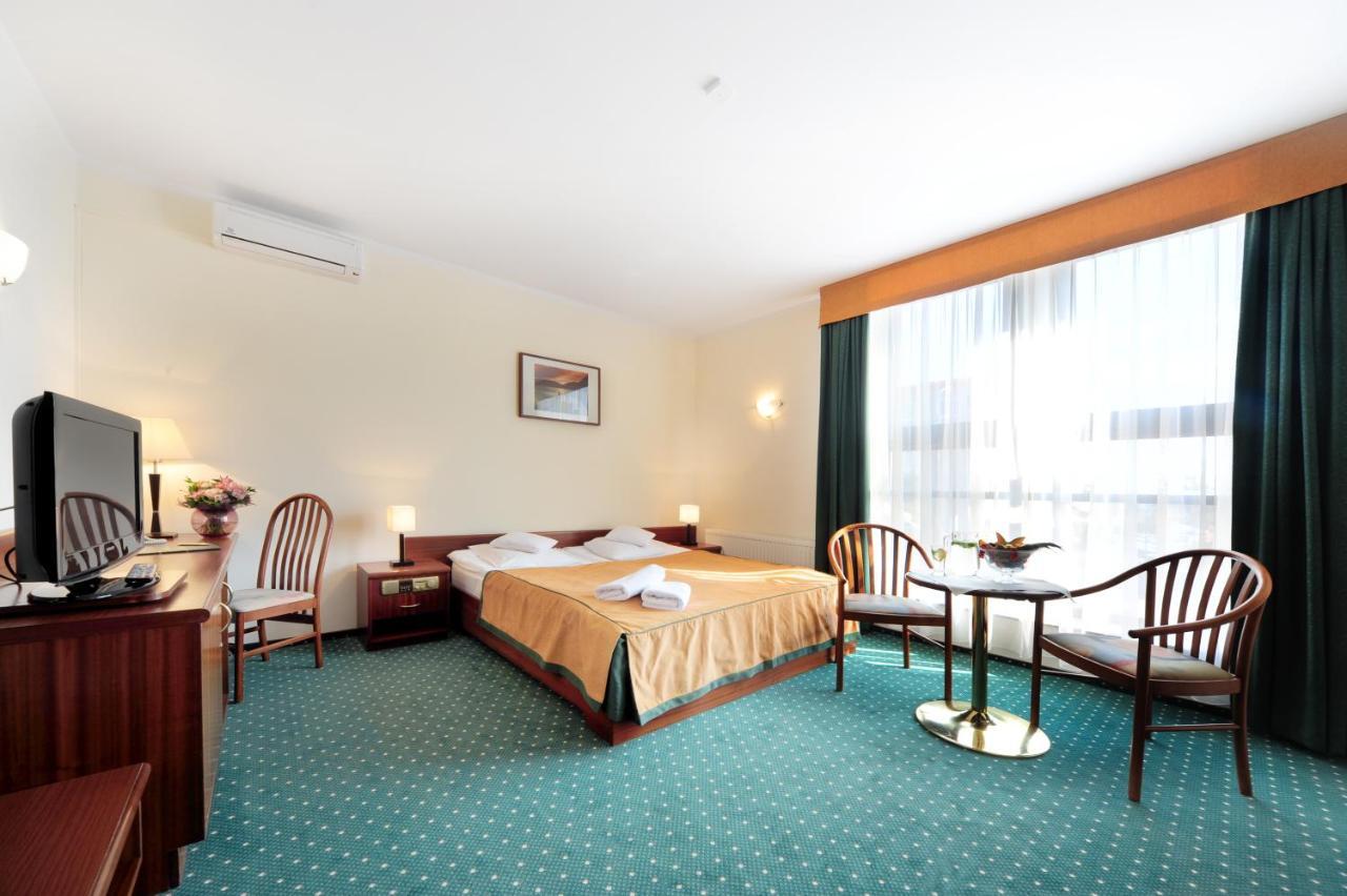 Hotel T&T Poznan Bagian luar foto